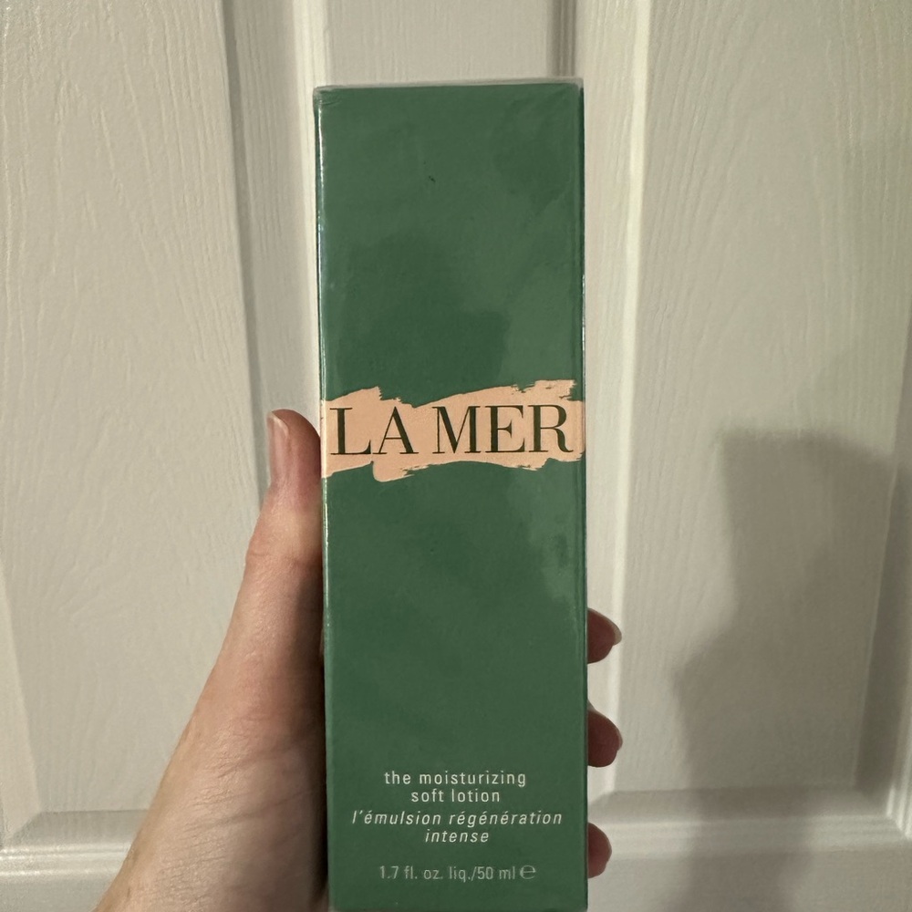 La Mer Moisturizing Soft Lotion – Green & Peach Accents